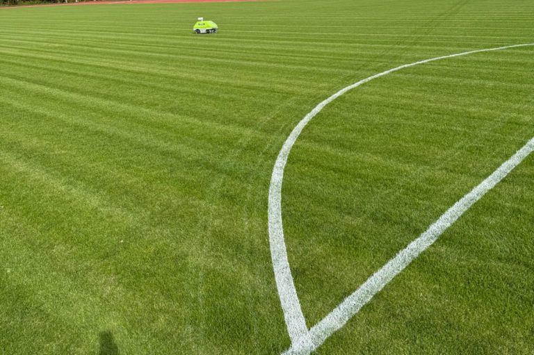 GPS-gestützte Sportplatzmarkierung mit Markierungsroboter auf Rasenfläche mit präzisen Linien