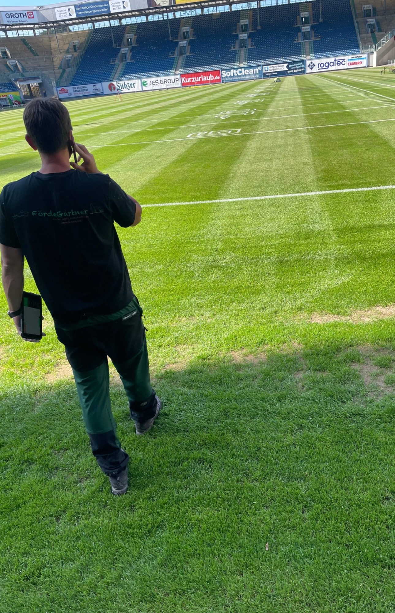 Ausführung von präzisen Sportplatzmarkierungen im Stadion